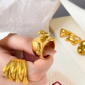 Bague large plaquée or 18 carats avec motif lapin et anneaux texturés superposés
