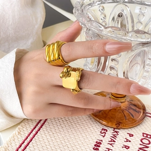 Bagues larges en acier titane plaqué or 18 carats avec texture plissée et design unique