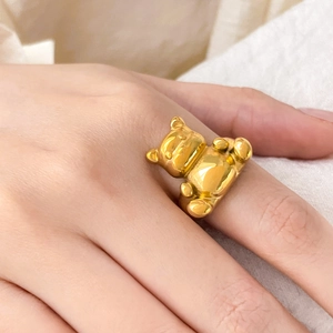 Détail macro d'une bague ours en peluche plaquée or 18K avec finition miroir poli
