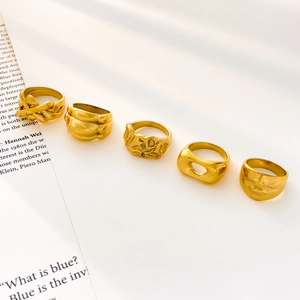 Collezione di anelli artistici placcati oro 18K con texture liquide irregolari