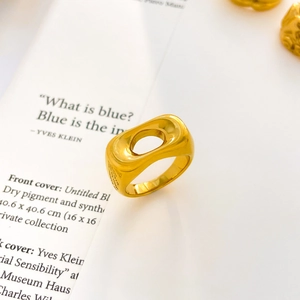 Dettaglio di un anello ovale cavo irregolare in acciaio inossidabile lucido placcato oro 18K