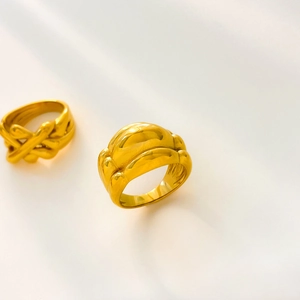 Dettaglio dell'anello a cupola placcato oro 18K con texture verticale e nodo