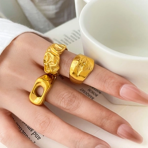 Set di 3 anelli in titanio placcati oro 18K con texture lava e design ondulato moderno
