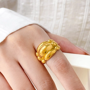 Dettaglio dell'anello largo in acciaio placcato oro 18K con tre strati curvi rotondi