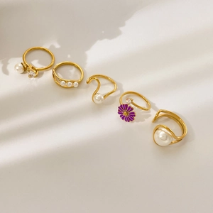 Five-piece gold-plated ring set with pearls, purple flower and zircon accents