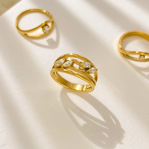 Détail de bagues multicouches en titane plaqué or 18 carats avec zircons de taille marquise