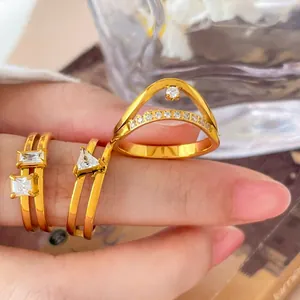 Ensemble de trois bagues en acier titane plaqué or 18 carats et zircons géométriques