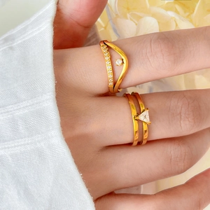 Détail de bague double couche plaquée or 18 carats avec zircon triangle et petits diamants