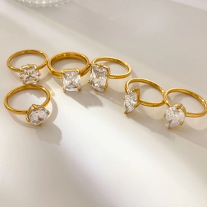 Bagues plaquées or 18 carats avec divers zircons aux coupes goutte, carrée et ronde