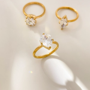 Détail de bagues en zircon poire, carré et marquise avec anneaux plaqués or 18 carats