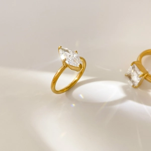 Détail de bagues en plaqué or 18K avec zircons marquise et carrés et reflets prismatiques