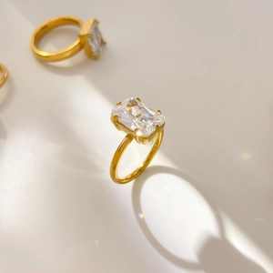 Détail de bagues en zircon taille émeraude avec placage or 18K et reflets arc-en-ciel