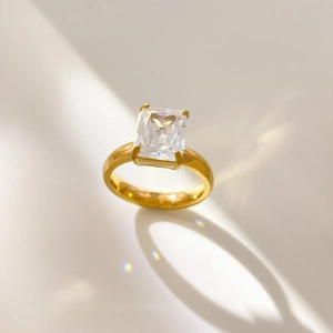 Vue détaillée d'une bague plaquée or 18K avec un grand zircon rectangulaire serti à 4 griffes