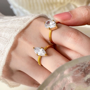 Bagues élégantes plaquées or 18 carats avec zircons cubiques marquise et poire