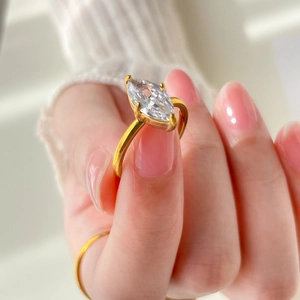 Bague plaquée or 18 carats avec zircon cubique taille marquise sertie de griffes