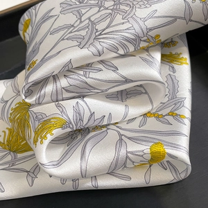 Eleganter quadratischer Seidenschal mit Blumenmuster und glänzendem Satin-Finish