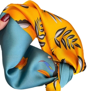Carré de soie élégant jaune et bleu avec imprimé de feuilles botaniques pour femme