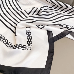 Foulard in seta minimalista bianco e nero con elegante motivo a catena da donna