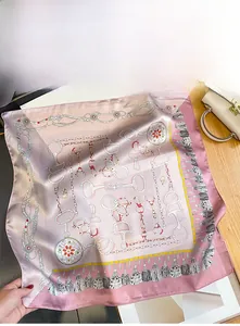Détail d'un foulard carré en soie avec des imprimés de chaînes et mors en rose lilas