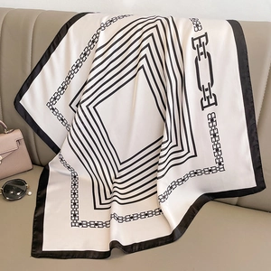 Elegante foulard in seta a righe con stampa a catena geometrica su raso beige