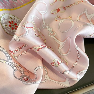 Carré en soie rose aux motifs de chaînes rétro et glands avec une texture soyeuse lisse