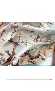Gros plan sur les coutures précises et la texture de soie du foulard à fleurs