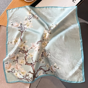 Carré en soie élégant vert pâle avec imprimés fleurs de magnolia et bordure bleue