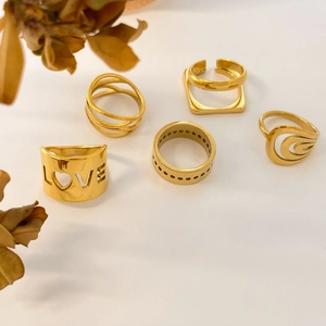 Set of 5 layered 18K gold plated stainless steel rings featuring LOVE cutout and wavy lines
