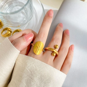 Minimalist 18K gold plated titanium ring set with star engraving and beaded twist design