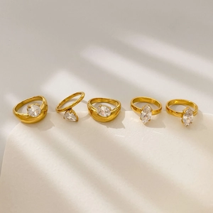 Set di anelli in acciaio inossidabile placcato oro 18K con zirconi tondi e goccia