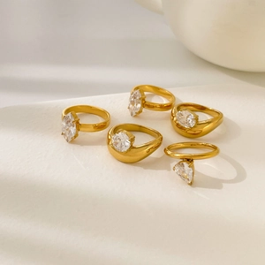 Set di 5 anelli in acciaio al titanio placcati oro 18K con zirconi a goccia e ovali