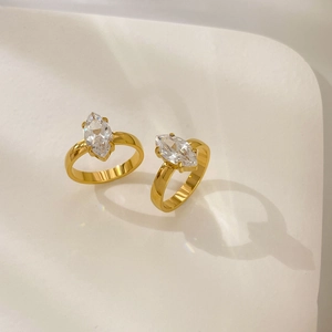 Dettaglio macro di anelli con zircone marquise in acciaio inossidabile placcato oro 18K