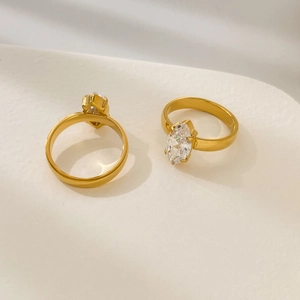Dettaglio di due anelli in titanio placcati oro 18K con zirconi con taglio marquise