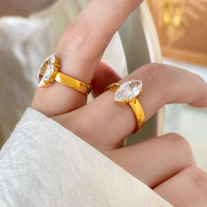 Dettaglio di due anelli placcati oro 18K con pietre di zircone a taglio marquise