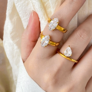 Anelli in titanio placcati oro 18K con pietre di zircone taglio marquise e a pera