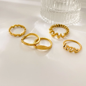 Fünfteiliges 18K vergoldetes Titanstahl Ring-Set mit Love-Buchstaben und Sonnenmotiven
