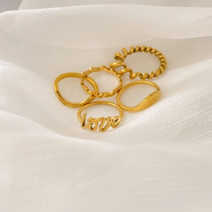 Fünfteiliges Set aus 18K vergoldeten Titanstahlringen mit LOVE-Schriftzug und Blattmustern