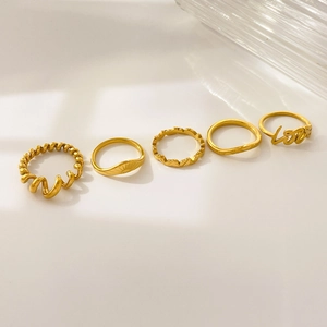 Detailansicht des 18K vergoldeten Ring-Sets mit Sonnenstrahl- und Love-Buchstaben Design