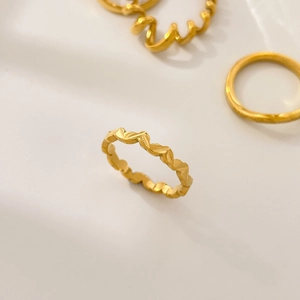 Detaillierte Makroansicht des 18K vergoldeten Edelstahlrings mit welliger Faltenstruktur