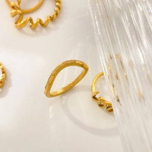 Detailansicht böhmischer Ringe mit 18K Vergoldung und Blatt- sowie Wellenstruktur