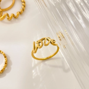 Polierter Ring mit 18K Goldbeschichtung und handgeschriebenem Love-Schriftzug-Design