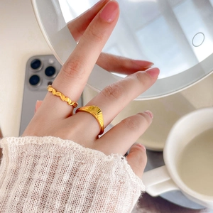Nahaufnahme von vergoldeten Wellen- und Sonnenringen für einen stilvollen Lifestyle-Look