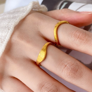 18K vergoldeter Ring mit Sonnen-Gravur und strukturierter Ringschiene im Set
