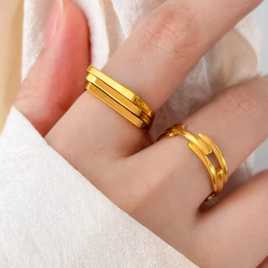 Detail of 18K gold plated titanium rings with triple layer and hollow chain link design