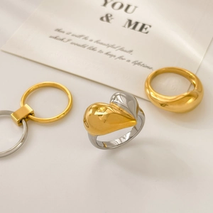 Gros plan de bagues bicolores en forme de cœur avec une finition polie en or 18 carats