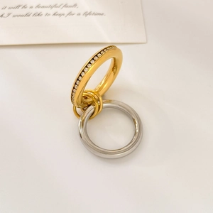 Détail de la bague double entrelacée dorée et argentée avec pavage de zircons et fini poli