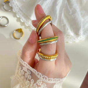 Bagues superposées plaquées or 18 carats et argent avec perles et gemmes