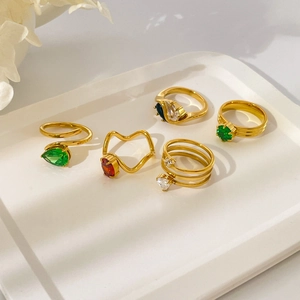 Ensemble de bagues en titane plaqué or 18K avec zircons émeraude et rubis de formes variés