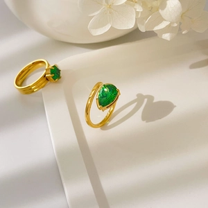 Détail de bagues plaquées or 18K avec zircons vert émeraude de formes poire et polygonale