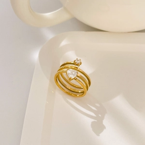 Détail d'une bague triple anneau plaquée or 18 carats avec zircone en forme de cœur